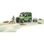 Bruder masina de teren Land Rover Defender cu padurar si caine